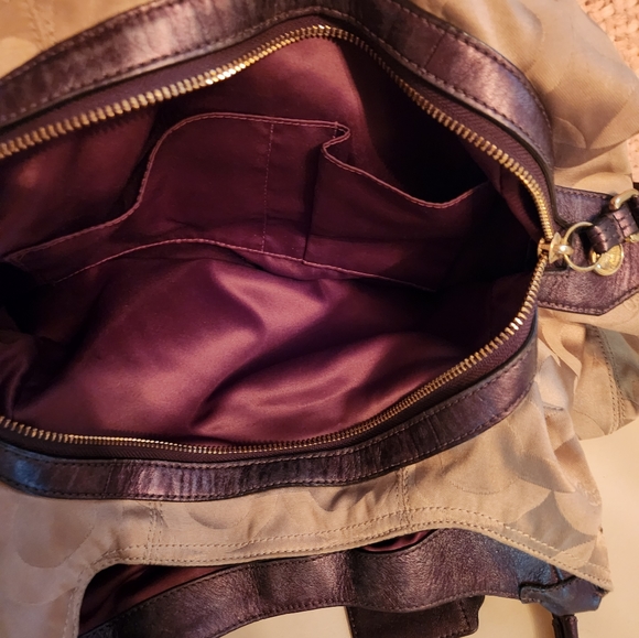 Coach purse with the classic "c" design - Picture 4 of 4